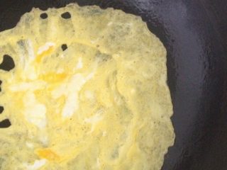 4、秘制温州特色海鲜炒粉干,一小勺油,大火,沿两边到中间到蛋液,小火等边缘翘起,出锅切成蛋丝