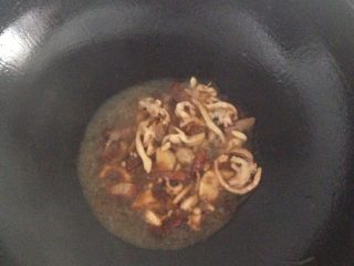 5、秘制温州特色海鲜炒粉干,锅底到适量油,大火,加大蒜五花肉香菇,片刻后倒入鱿鱼干炒,加盐、酒、酱油