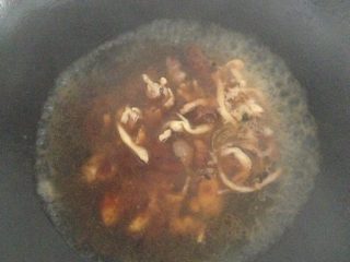 6、秘制温州特色海鲜炒粉干,倒入适量高汤,没有高汤就开水,如果鸭汤鸡汤骨头汤味道就会异常香。此处关键,不可太多也不可过少,参照下图