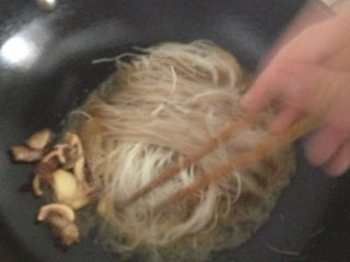 7、秘制温州特色海鲜炒粉干,如图,高汤在2/3粉干处为宜,稍压下,不用翻动,盖锅盖转中火,闷3分钟左右,将粉干翻个,盖锅盖闷1-2分钟