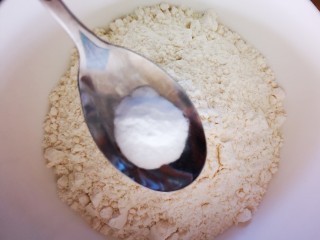 2、红糖酥饼,面粉中加入小苏打