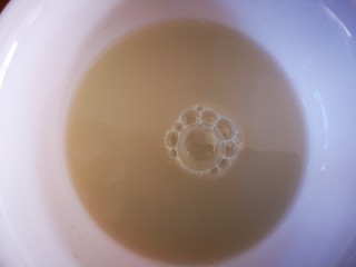 3、红糖酥饼,取酵母用少许温水化开