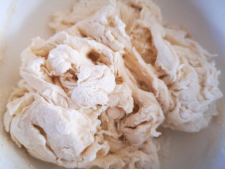 4、红糖酥饼,将酵母水倒入面粉碗中，用筷子搅成絮状