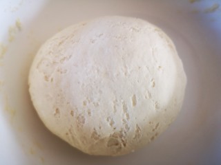 5、红糖酥饼,用手揉成面团并密封醒40分钟