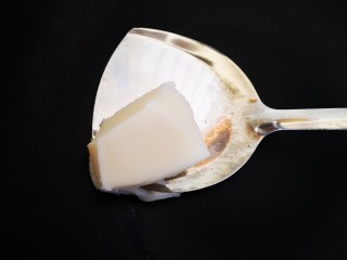 6、红糖酥饼,在醒面同时炒油酥。锅中放入猪油