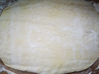 14、红糖酥饼,面醒好后放在案板上擀面皮