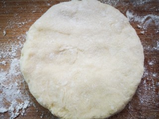 21、红糖酥饼,然后翻过来在案板上压成饼