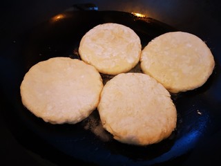 22、红糖酥饼,锅中放入少许植物油，油热后放入饼进煎