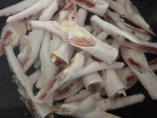 1、家庭版蟹煲,鸡爪剪掉指甲剁成2瓣