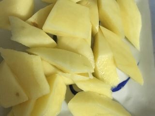 6、家庭版蟹煲,土豆切菱形块