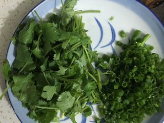 7、家庭版蟹煲,香菜切段葱分2部分一部分熬葱油一部分切末