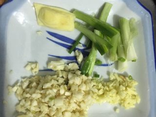 8、家庭版蟹煲,生姜切片 和末 大蒜末 葱段