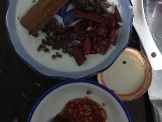 9、家庭版蟹煲,香料放一起 剁椒和郫县豆瓣放一起