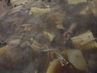 12、家庭版蟹煲,鸡爪汤中先加入不容易煮熟的土豆玉米 再加其他的材料