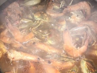 13、家庭版蟹煲,最后加大虾加盖焖煮一会