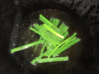 10、家庭版蟹煲,具体做法 冷油下葱 小火熬出香味