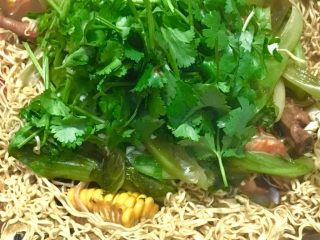 14、家庭版蟹煲,出过前加葱花大蒜末冲热油加香菜豆腐和面条 要吧材料捞出下再汤中煮熟不然会豆腐会碎 面条煮不透