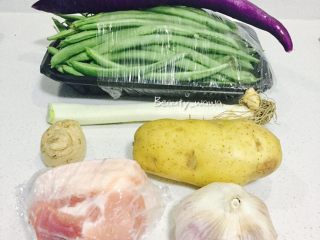 1、连汤汁也能拌饭的—东北炖豆角,将菜品所需材料准备好，如图。