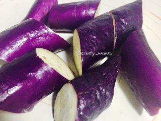 2、连汤汁也能拌饭的—东北炖豆角,茄子洗净，切滚刀块（别切太小，否则炖完就没了）