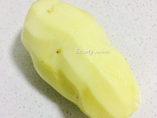 3、连汤汁也能拌饭的—东北炖豆角,土豆去皮，切块。