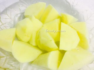 4、连汤汁也能拌饭的—东北炖豆角,将切好的土豆块放在清水中浸泡，以免氧化变黑。同时准备其他材料