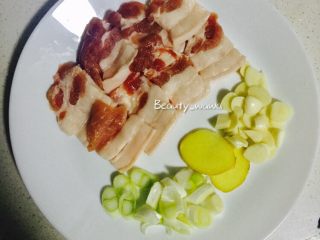 5、连汤汁也能拌饭的—东北炖豆角,葱切段，姜切片，蒜切碎，肉切薄片（不吃肉的也要放，炖出来的豆角会比较香，肉不吃就好了，只是借个味道）