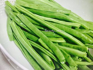 6、连汤汁也能拌饭的—东北炖豆角,豆角去弦，洗净沥干水分。