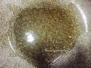 7、连汤汁也能拌饭的—东北炖豆角,锅中加油，小火烧热。