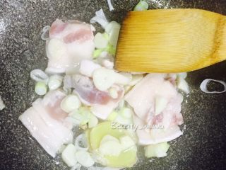 8、连汤汁也能拌饭的—东北炖豆角,油热后入葱姜蒜爆香，然后放肉片翻炒。