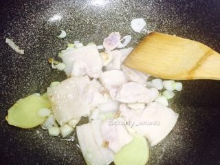 9、连汤汁也能拌饭的—东北炖豆角,炒至肉熟颜色变浅。