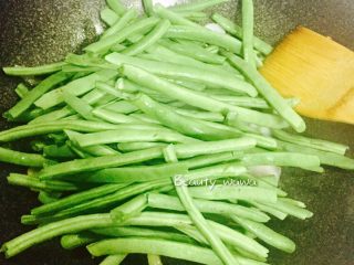 10、连汤汁也能拌饭的—东北炖豆角,加入豆角，继续翻炒。