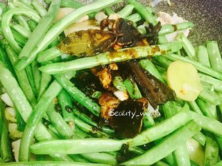 11、连汤汁也能拌饭的—东北炖豆角,加入生抽、盐糖、料酒等调味料转中火翻炒（我直接用了前一晚做红烧肉的汤汁，所以没有再额外添加调料）。