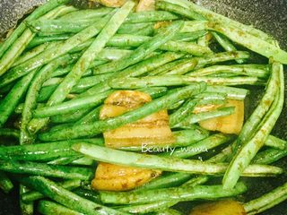 12、连汤汁也能拌饭的—东北炖豆角,炒至颜色均匀