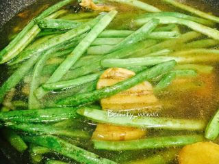 13、连汤汁也能拌饭的—东北炖豆角,加水，转大火烧开，水不要太多，没过锅中食材即可。