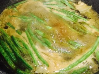 14、连汤汁也能拌饭的—东北炖豆角,待水沸腾，转中火。