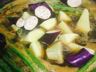 15、连汤汁也能拌饭的—东北炖豆角,加入土豆块和茄子。