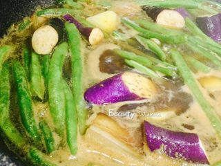 16、连汤汁也能拌饭的—东北炖豆角,翻炒均匀，盖好盖子炖20分钟左右。