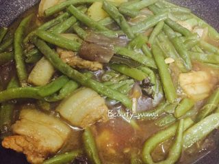 17、连汤汁也能拌饭的—东北炖豆角,开盖，转大火，收汁。