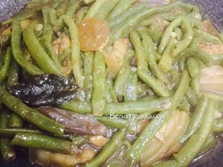 18、连汤汁也能拌饭的—东北炖豆角,记得不断翻炒，以防糊锅。等汤汁减少，变为食材的一半。