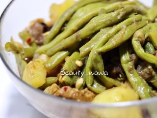 19、连汤汁也能拌饭的—东北炖豆角,盛出，装盘。（喜欢吃软烂的可以多炖一会儿，味道更好，但卖相会变差）