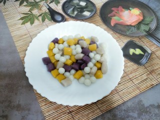 14、芋圆小火锅,烧一锅热水，放入芋圆和小丸子煮到浮起捞出