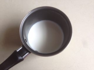 1、不上火的蒸蛋糕,将牛奶加热到刚想冒小泡时关火