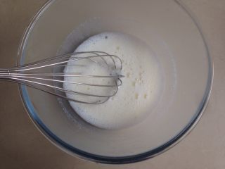 2、不上火的蒸蛋糕,倒入打蛋盆里，加入油，充分搅拌，乳化好