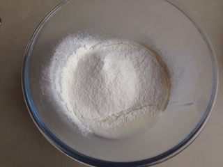 3、不上火的蒸蛋糕,将面粉过筛进去。