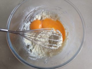 5、不上火的蒸蛋糕,加入蛋黄