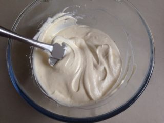 11、不上火的蒸蛋糕,用同样的手法拌好蛋糕糊。