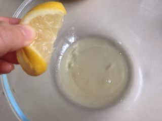 7、不上火的蒸蛋糕,蛋清加入几滴柠檬汁（蛋清需打在无水无油盆里，蛋清里不要粘有蛋黄）