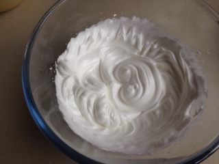 8、不上火的蒸蛋糕,分两次加入糖，用电动打蛋器（不要以为用筷子或者手动打蛋器就可以，打到手抽筋也打不出这个效果）将蛋清打至偏干性发泡。