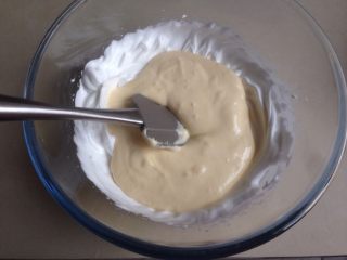 10、不上火的蒸蛋糕,拌好的蛋糕糊倒回剩余的蛋白霜里