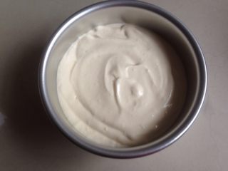 12、不上火的蒸蛋糕,倒入六寸活底蛋糕模具里。